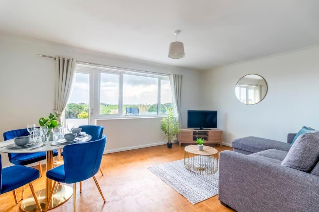 Beautiful Sea View 2 Bedroom Sleeps 6-Free Parking Bournemouth Bagian luar foto