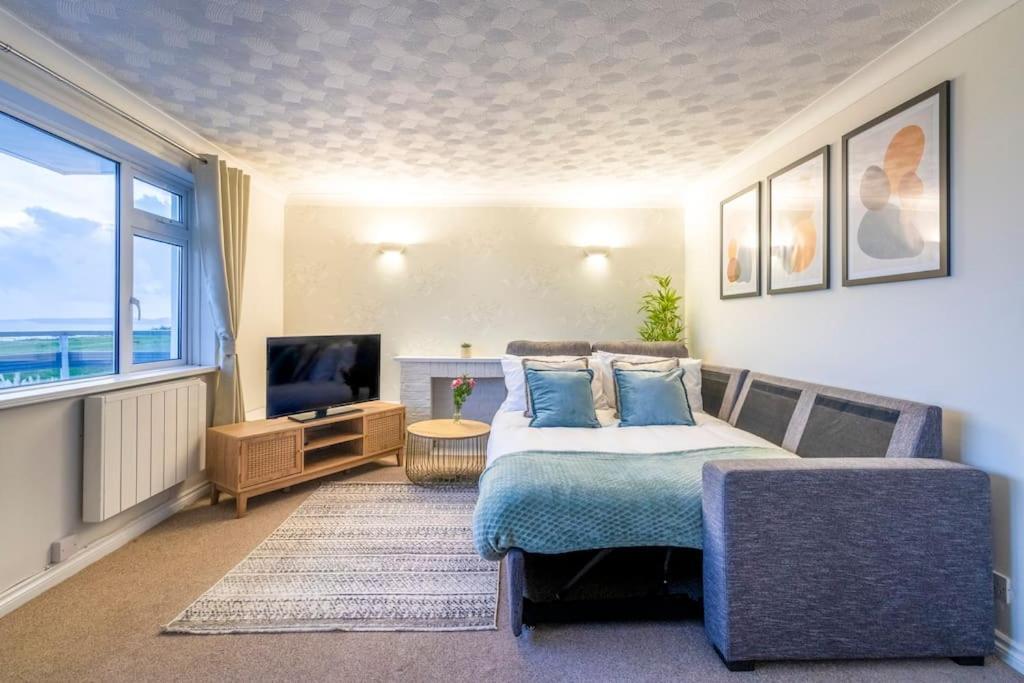 Beautiful Sea View 2 Bedroom Sleeps 6-Free Parking Bournemouth Bagian luar foto